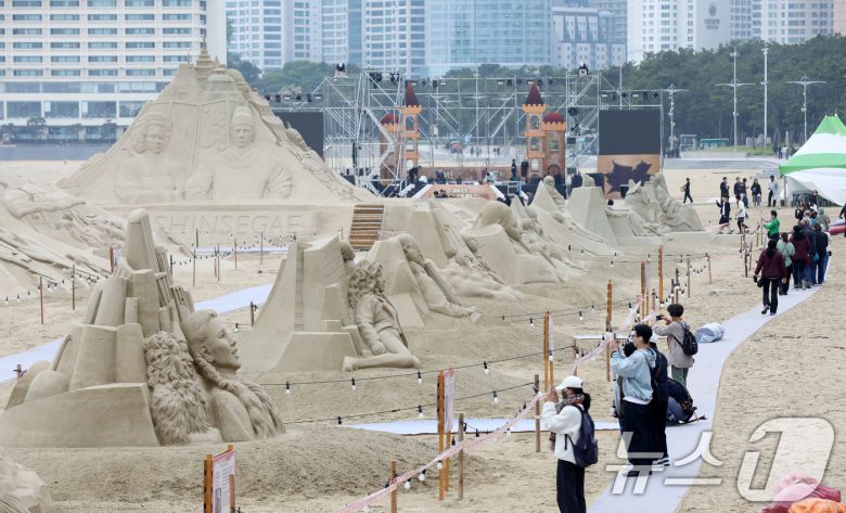 15일 오후 부산 해운대해수욕장을 찾은 시민, 관광객들이 다양한 모래조각 작품을 구경하고 있다. 2025.5.15/뉴스1 ⓒ News1 윤일지 기자