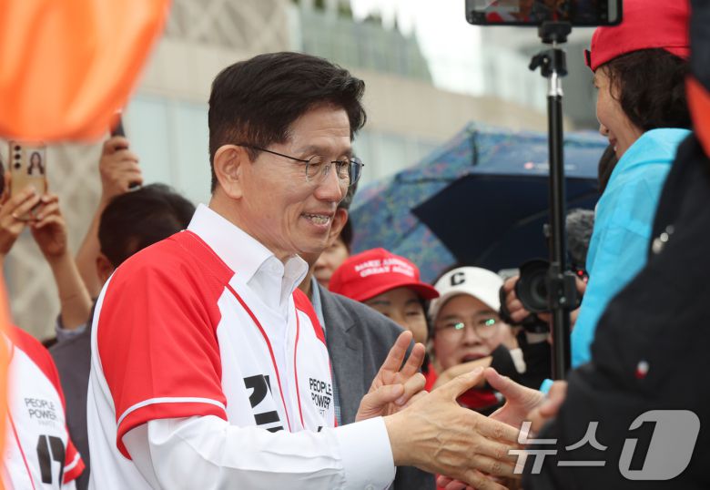김문수 국민의힘 대통령 후보가 16일 오전 경기 화성시 동탄역에서 열린 유세에서 시민들에게 지지를 호소하고 있다. 2025.5.16/뉴스1 ⓒ News1 김영운 기자