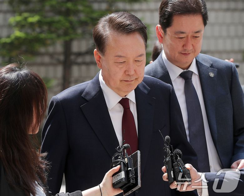 내란 우두머리 혐의로 기소된 윤석열 전 대통령이 12일 서울 서초구 중앙지법에서 오후부터 재개되는 공판에 출석하고 있다. 2025.5.12/뉴스1 ⓒ News1 사진공동취재단