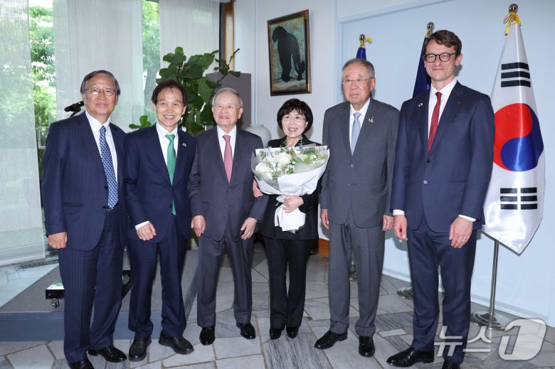 최정화 한국이미지커뮤니케이션연구원 이사장이 15일 오후 서울 서대문구 주한프랑스대사관에서 열린 수훈식에서 필립 베르투 주한 프랑스대사로부터 '레지옹 도뇌르 오피시에' 훈장을 받고 있다. 최 이사장은 한불 관계 증진 및 문화 교류에 기여한 공로를 인정받아 프랑스 국가 최고 훈장인 레지옹 도뇌르 오피시에를 한국 여성 최초로 받았다. 2025.5.15/뉴스1