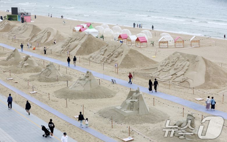 15일 오후 부산 해운대해수욕장을 찾은 시민, 관광객들이 다양한 모래조각 작품을 구경하고 있다. ⓒ News1 윤일지 기자