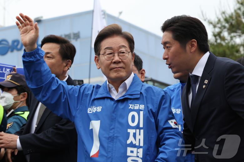 이재명 더불어민주당 대통령 후보가 16일 오전 전북 익산시 익산역 동부광장에서 시민들에게 지지를 호소하고 있다. (공동취재) 2025.5.16/뉴스1 ⓒ News1 이재명 기자