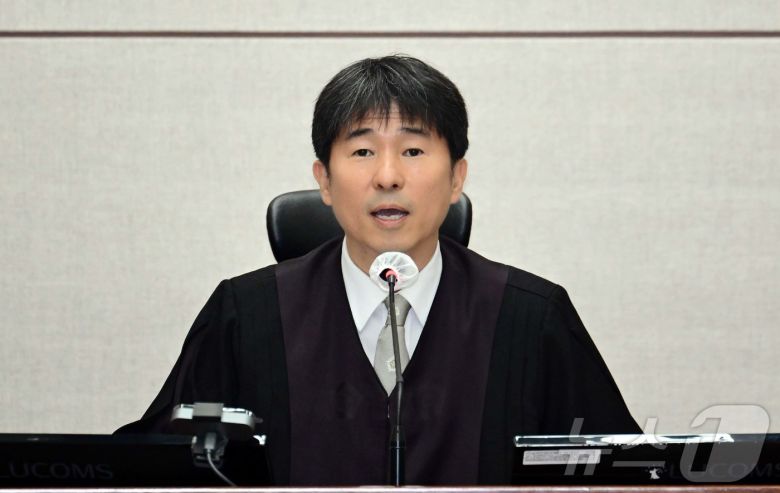 지귀연 부장판사가 지난달 21일 오전 서울 서초구 서울중앙지법 417호 법정에서 열린 윤석열 전 대통령의 내란 우두머리 혐의 재판을 하기 전 언론 공개에 대한 발언을 하고 있다./뉴스1 ⓒ News1 사진공동취재단