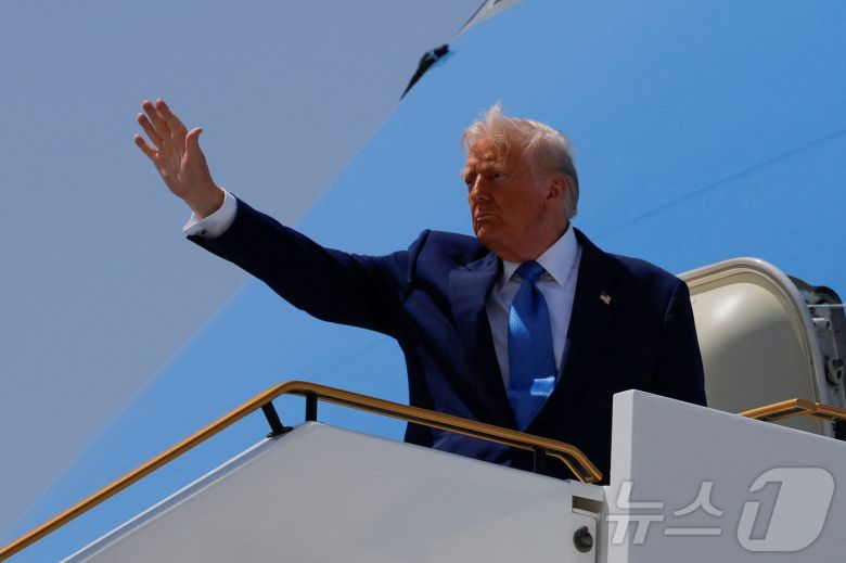 도널드 트럼프 미국 대통령이 16일(현지시간) 아랍에미리트(UAE) 아부다비에서 미국으로 돌아가는 에어포스원(미국 대통령 전용기)에 오르고 있다. 2025.05.16 ⓒ 로이터=뉴스1 ⓒ News1 정지윤 기자