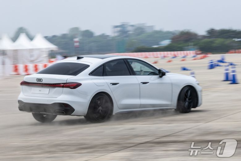 아우디 신형 중형 세단 '더 뉴 아우디 A5'가 15일 경기 김포 에어로스피스 내 슬라럼 시험장을 주행하고 있다(아우디코리아 제공. 재판매 및 DB 금지). 2025.5.15.