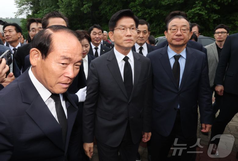 김문수 국민의힘 대통령 후보가 17일 광주 북구 국립 5.18민주묘지를 찾아 참배하기 위해 들어서고 있다. (공동취재) 2025.5.17/뉴스1 ⓒ News1 이광호 기자