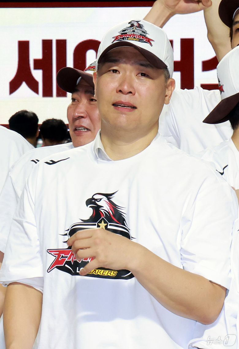 17일 오후 서울 송파구 잠실학생체육관에서 열린 '2024-25 KCC 프로농구 챔피언결정전 7차전' 서울 SK 나이츠와 창원 LG 세이커스의 경기, 62대58로 승리하며 창단 28년 만에 첫 우승을 달성한 창원 LG 조상현 감독이 기뻐하고 있다. 2025.5.17/뉴스1 ⓒ News1 김진환 기자