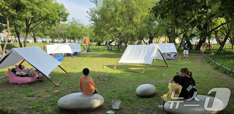 주말인 17일 경북 성주 성밖숲 일원에서 열리고 있는 '성주 참외·생명 문화축제'에 참여한 가족들이 힐링포레스트 존에 설치된 힐링 스팟에서 휴식을 취하고 있다. 축제는 오는 18일까지 열린다. 2025.5.17/뉴스1 ⓒ News1 정우용 기자