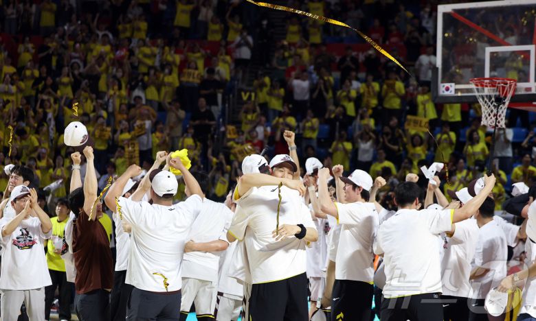 17일 오후 서울 송파구 잠실학생체육관에서 열린 '2024-25 KCC 프로농구 챔피언결정전 7차전' 서울 SK 나이츠와 창원 LG 세이커스의 경기, 62대58로 승리하며 창단 28년 만에 첫 우승을 달성한 창원 LG 선수들이 기쁨을 나누고 있다. 2025.5.17/뉴스1 ⓒ News1 김진환 기자