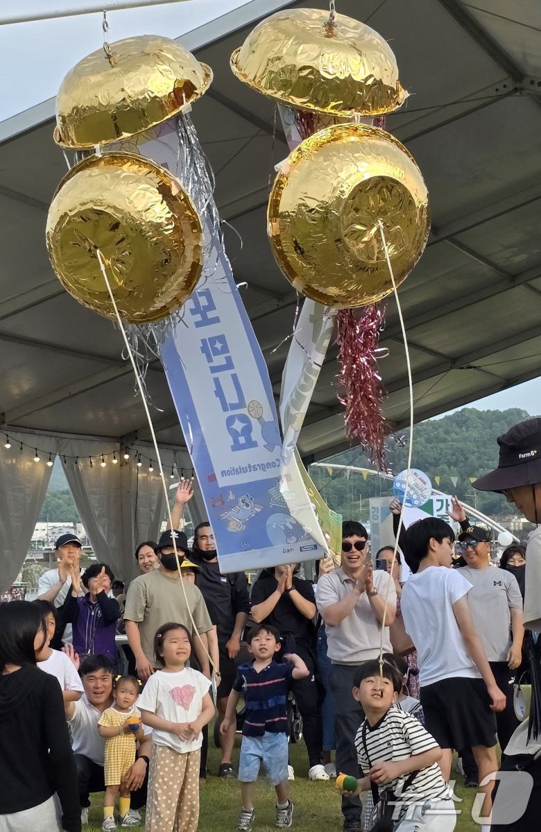 주말인 17일 경북 성주 성밖숲 일원에서 열리고 있는 '성주 참외·생명 문화축제'에 참여한 어린이들이 '가족 운동회'에서 박터트리기 게임을 하며 즐거운 시간을 보내고 있다. 축제는 오는 18일까지 열린다. 2025.5.17/뉴스1 ⓒ News1 정우용 기자