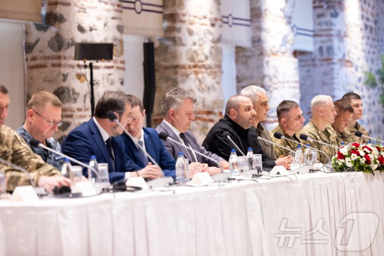 16일(현지시간) 튀르키예 이스탄불에서 열린 러시아-우크라이나 전쟁 휴전을 위한 당사국 간 회담에 참석한 우크라이나 측 대표단이 러시아 측 대표단(사진에 없음)을 마주보고 있다. 2025.05.16 ⓒ 로이터=뉴스1 ⓒ News1 류정민 특파원