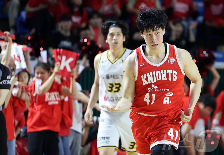 17일 오후 서울 송파구 잠실학생체육관에서 열린 '2024-25 KCC 프로농구 챔피언결정전 7차전' 서울 SK 나이츠와 창원 LG 세이커스의 경기, 1쿼터 서울 SK 오세근이 3점슛을 성공시킨 뒤 세리머니를 하고 있다. 2025.5.17/뉴스1 ⓒ News1 김진환 기자