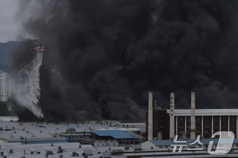 17일 오전 광주 광산구 소촌동 금호타이어 광장공장에서 화재가 발생해 소방당국이 소방헬기를 동원해 진화 작업을 하고 있다 2025.5.17/뉴스1 ⓒ News1 김태성 기자