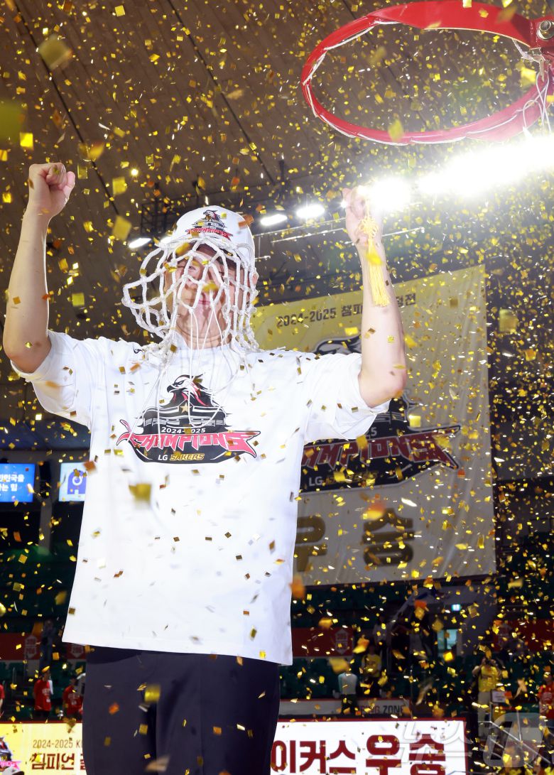 17일 오후 서울 송파구 잠실학생체육관에서 열린 '2024-25 KCC 프로농구 챔피언결정전 7차전' 서울 SK 나이츠와 창원 LG 세이커스의 경기, 62대58로 승리하며 창단 28년 만에 첫 우승을 달성한 창원 LG 조상현 감독이 그물 커팅식에서 세리머니를 펼치고 있다. 2025.5.17/뉴스1 ⓒ News1 김진환 기자