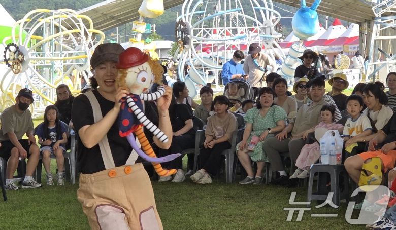 주말인 17일 경북 성주 성밖숲 일원에서 열리고 있는 '성주 참외·생명 문화축제'에 참여한 어린이들이 인형극을 보며 즐거운 시간을 보내고 있다. 축제는 오는 18일까지 열린다. 2025.5.17/뉴스1 ⓒ News1 정우용 기자