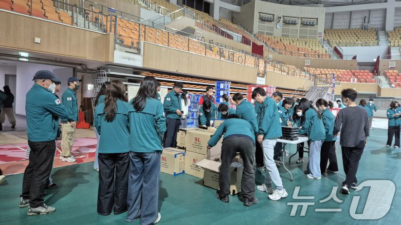 17일 오후 광주여대 체육관에서 광산구 공무원들이 금호타이어 광주공장 화재로 인해 대피한 주민들을 위한 물품을 정리하고 있다. (광산구 제공. 재판매 및 DB 금지) 2025.5.17/뉴스1 ⓒ News1 이승현 기자