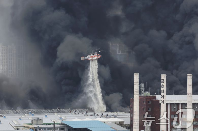 17일 오전 광주 광산구 소촌동 금호타이어 광장공장에서 화재가 발생해 소방당국이 소방헬기를 동원해 진화 작업을 하고 있다 2025.5.17/뉴스1 ⓒ News1 김태성 기자