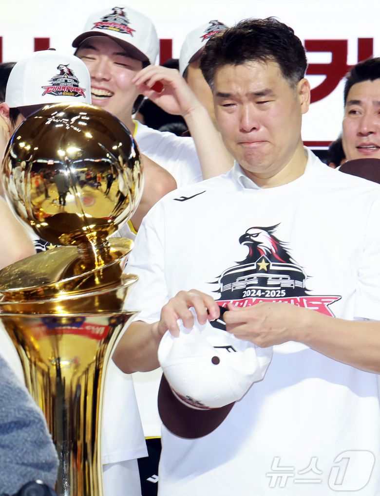 17일 오후 서울 송파구 잠실학생체육관에서 열린 '2024-25 KCC 프로농구 챔피언결정전 7차전' 서울 SK 나이츠와 창원 LG 세이커스의 경기, 62대58로 승리하며 창단 28년 만에 첫 우승을 달성한 창원 LG 조상현 감독이 울먹이고 있다. 2025.5.17/뉴스1 ⓒ News1 김진환 기자