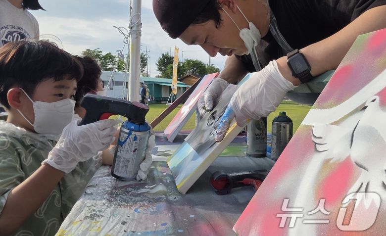 주말인 17일 경북 성주 성밖숲 일원에서 열리고 있는 '성주 참외·생명 문화축제'에 참여한 어린이들이 경북청년예술촌 체험 프로그램을 하며 즐거운 시간을 보내고 있다. 축제는 오는 18일까지 열린다. 2025.5.17/뉴스1 ⓒ News1 정우용 기자