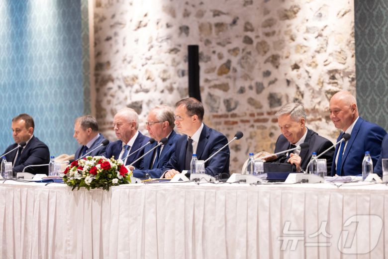 16일(현지시간) 블라디미르 메딘스키 크렘린궁 보좌관이 이끄는 러시아 대표단이 튀르키예 이스탄불에서 열린 우크라이나 대표단(사진에 없음)과의 회의에 참석하고 있다. 2025.05.16 ⓒ 로이터=뉴스1 ⓒ News1 류정민 특파원