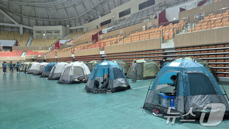 금호타이어 광주공장 화재 여파로 대피를 희망한 인접 아파트 일부 주민이 17일 오후 광주여대 체육관에 마련된 텐트에 머물고 있다. (광산구 제공. 재판매 및 DB 금지) 2025.5.17/뉴스1 ⓒ News1 이승현 기자