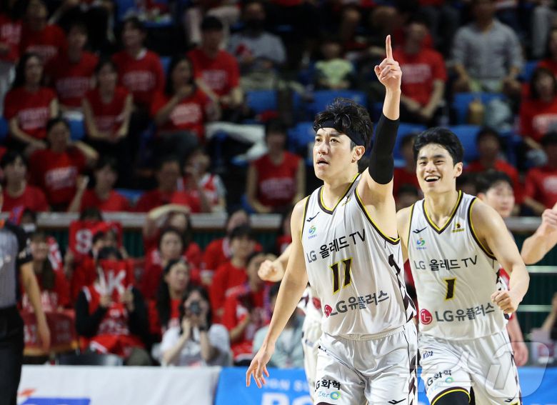 17일 오후 서울 송파구 잠실학생체육관에서 열린 '2024-25 KCC 프로농구 챔피언결정전 7차전' 서울 SK 나이츠와 창원 LG 세이커스의 경기, 4쿼터 창원 LG 허일영이 3점슛을 성공시킨 뒤 세리머니를 하고 있다. 2025.5.17/뉴스1 ⓒ News1 김진환 기자