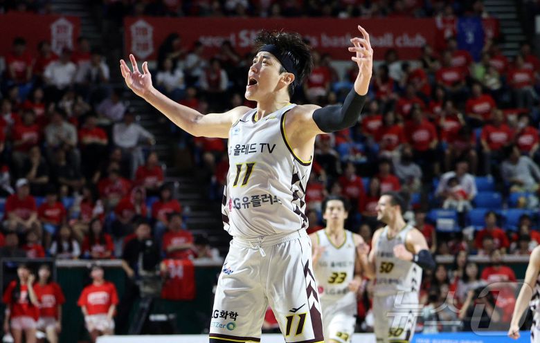 17일 오후 서울 송파구 잠실학생체육관에서 열린 '2024-25 KCC 프로농구 챔피언결정전 7차전' 서울 SK 나이츠와 창원 LG 세이커스의 경기, 4쿼터 창원 LG 허일영이 3점슛을 성공시킨 뒤 세리머니를 하고 있다. 2025.5.17/뉴스1 ⓒ News1 김진환 기자