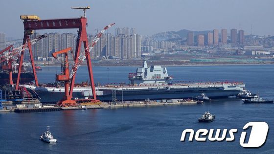 중국선박중공업그룹 다롄(大連) 조선소 항공모함 진수식(자료사진) ⓒ AFP=뉴스1