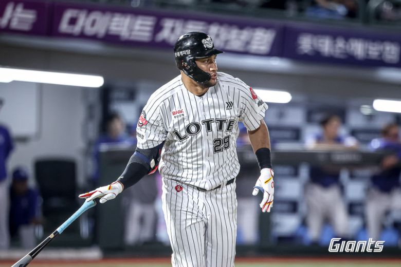 롯데 자이언츠 외국인 타자 빅터 레이예스는 17일 열린 삼성 라이온즈와 더블헤더 1·2차전에서 8타수 4안타(1홈런) 7타점 2득점으로 활약했다. (롯데 자이언츠 제공)