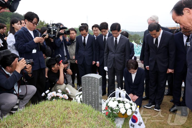 김문수 국민의힘 대통령 후보가 17일 광주 북구 국립 5.18민주묘지에서 5.18 시민군 대변인 윤상원 열사의 묘소를 참배하고 있다. (공동취재) 2025.5.17/뉴스1 ⓒ News1 이광호 기자