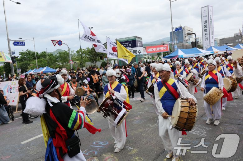 5·18민주화운동 제45주년을 하루 앞둔 17일 광주 동구 금남로 일대에서 사물놀이가 진행되고 있다. 2025.5.17/뉴스1 ⓒ News1 박지현 기자