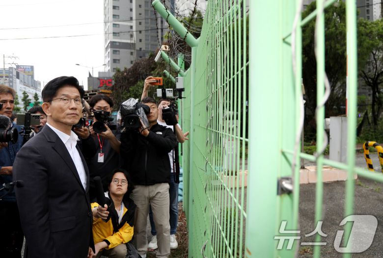 김문수 국민의힘 대통령 후보가 17일 오전 광주 북구 광주교도소 터를 찾아 둘러보고 있다. (김문수 캠프 제공. 재판매 및 DB 금지) 2025.5.17/뉴스1