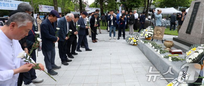 제45주년 5·18 민중항쟁 전북기념식 및 이세종 열사 추모식이 열린 17일 전북 전주시 전북대학교 이세종 광장에서 참석자들이 헌화를 하고 있다. ⓒ News1 유경석 기자
