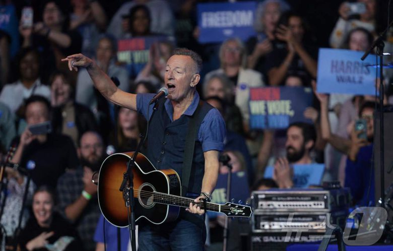 2024년 미국 대선 당시 민주당 카멀라 해리스 후보 유세에서 공연하는 브루스 스프링스틴. 2024.10.28. ⓒ AFP=뉴스1 ⓒ News1 이지예 객원기자
