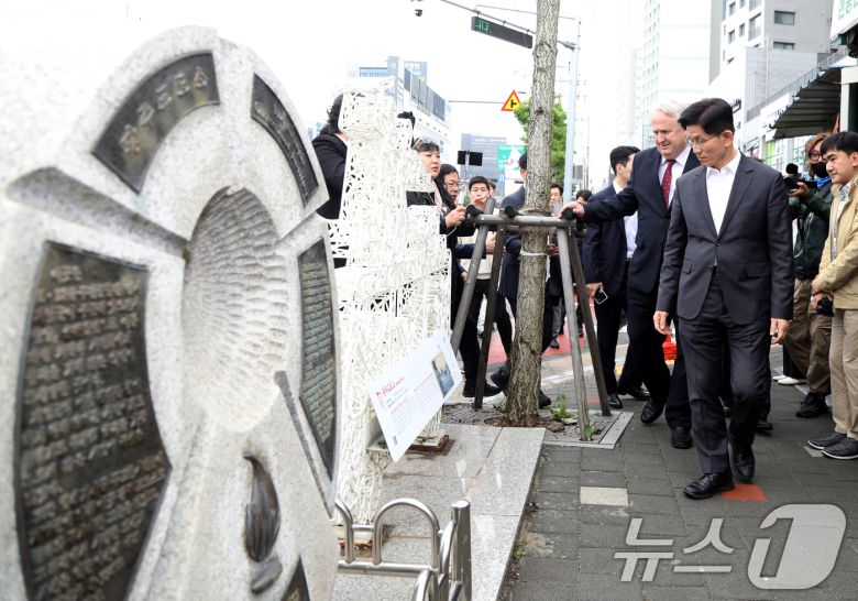 김문수 국민의힘 대통령 후보가 17일 오전 광주 북구 광주교도소 터를 찾아 둘러보고 있다. (김문수 캠프 제공. 재판매 및 DB 금지) 2025.5.17/뉴스1