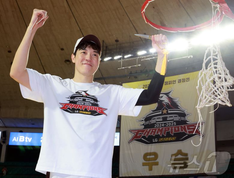 17일 오후 서울 송파구 잠실학생체육관에서 열린 '2024-25 KCC 프로농구 챔피언결정전 7차전' 서울 SK 나이츠와 창원 LG 세이커스의 경기, 62대58로 승리하며 창단 28년 만에 첫 우승을 달성한 창원 LG 허일영이 그물 커팅식에서 세리머니를 펼치고 있다. 2025.5.17/뉴스1 ⓒ News1 김진환 기자