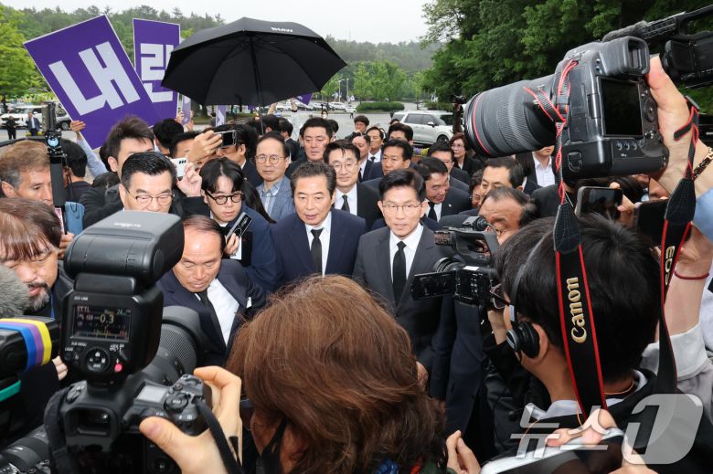 김문수 국민의힘 대통령 후보가 17일 오전 김 후보의 광주 방문을 반대하는 대학생들의 피켓 시위를 뒤로 하고 5.18민주묘지로 이동하고 있다. 2025.5.17/뉴스1 ⓒ News1 이광호 기자