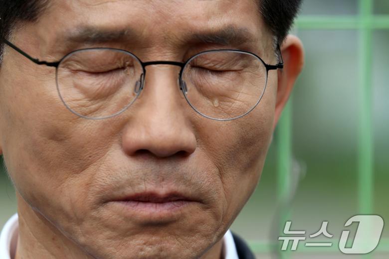 김문수 국민의힘 대통령 후보가 17일 오전 광주 북구 광주교도소 터를 찾아 눈물을 흘리며 생각에 잠겨 있다.(김문수 캠프 제공. 재판매 및 DB 금지) 2025.5.17/뉴스1