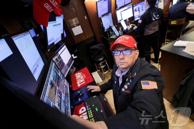 트럼프 굿즈를 사용하는 뉴욕증권거래소 트레이더 ⓒ 로이터=뉴스1