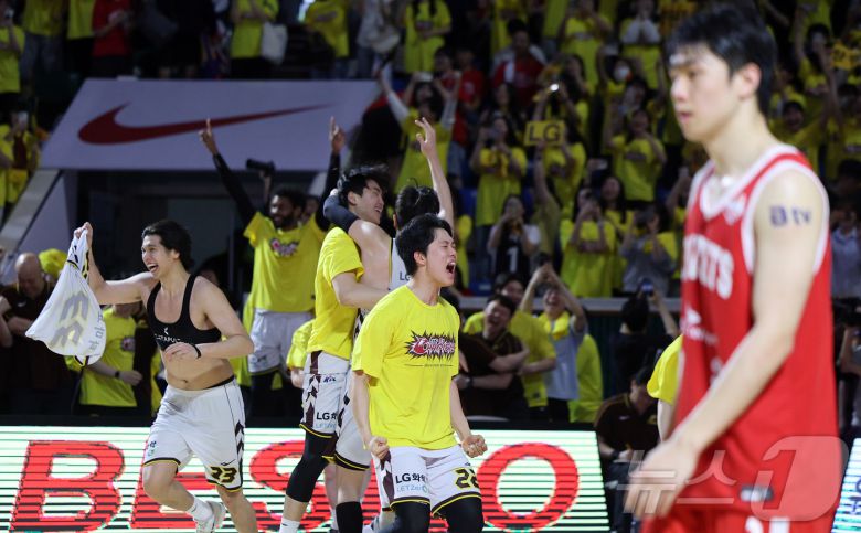 17일 오후 서울 송파구 잠실학생체육관에서 열린 '2024-25 KCC 프로농구 챔피언결정전 7차전' 서울 SK 나이츠와 창원 LG 세이커스의 경기, 창원 LG 선수들이 종료 휘슬이 울리자 환호하고 있다. 창원 LG는 62대58로 승리하며 창단 28년 만에 첫 우승을 달성했다. 2025.5.17/뉴스1 ⓒ News1 김진환 기자