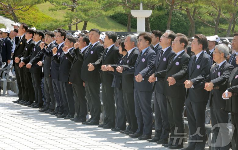 18일 광주 북구 운정동 국립5·18민주묘지에서 열린 제45주년 5·18민주화운동 기념식에서 이주호 대통령 권한대행 부총리 겸 교육부 장관, 우원식 국회의장, 이재명 더불어민주당, 이준석 개혁신당, 권영국 민주노동당 대통령 후보 등이 '임을 위한 행진곡'을 부르고 있다. (광주전남사진기자단) 2025.5.18/뉴스1 ⓒ News1 김태성 기자