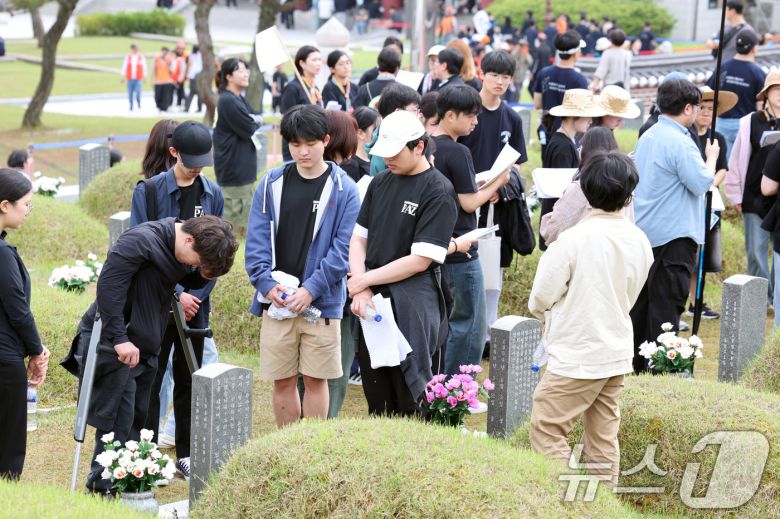 5·18민주화운동 제45주년을 하루 앞둔 17일 광주 북구 국립 5·18민주묘지에 추모객들의 발길이 끊임 없이 이어지고 있다. 2025.5.17/뉴스1 ⓒ News1 박지현 기자