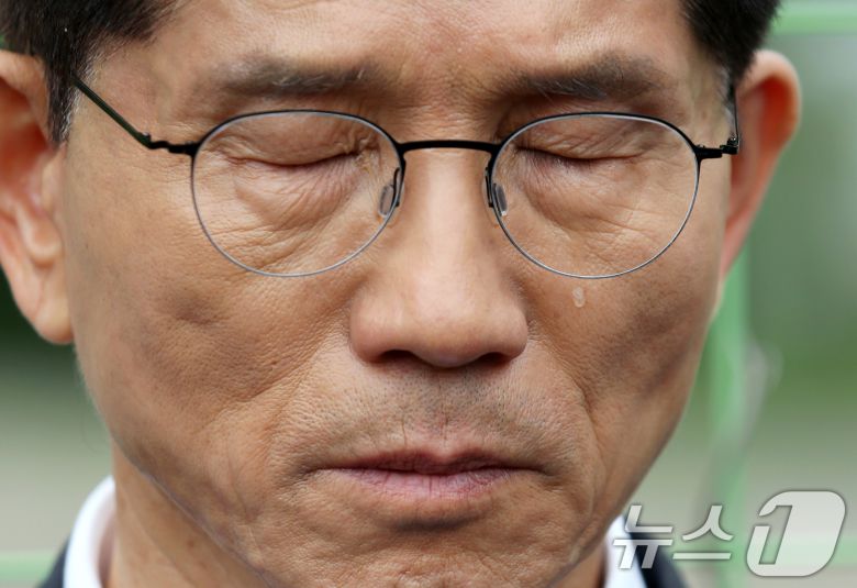김문수 국민의힘 대통령 후보가 17일 오전 광주 북구 광주교도소 터를 찾아 눈물을 흘리며 생각에 잠겨 있다.(김문수 캠프 제공. 재판매 및 DB 금지) 2025.5.17/뉴스1
