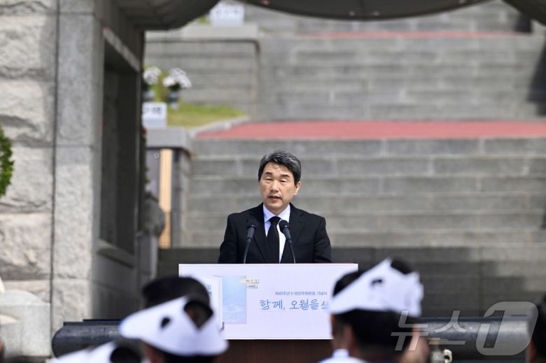 이주호 대통령 권한대행이 18일 광주 북구 운정동 5·18민주묘지에서 열린 제45주년 5·18 민주화운동 기념식에서 기념사하고 있다.2025.5.18/뉴스1 ⓒ News1 김태성 기자