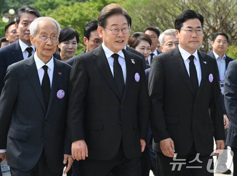 이재명 더불어민주당 대통령 후보가 18일 광주 북구 국립5·18민주묘지에서 열린 '제45주기 5·18 민주화운동기념식'에 윤여준 상임총괄선대위원장, 박찬대 대표 직무대행 겸 원내대표와 참석하고 있다. 2025.5.18/뉴스1 ⓒ News1 국회사진취재단