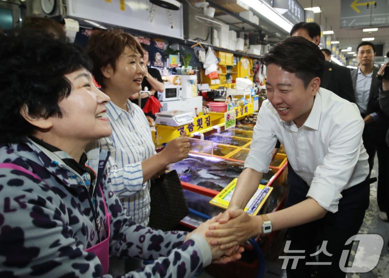 이준석 개혁신당 대통령 후보가 14일 부산 중구 자갈치시장을 찾아 상인들과 인사하며 지지를 호소하고 있다. 2025.5.14/뉴스1 ⓒ News1 윤일지 기자