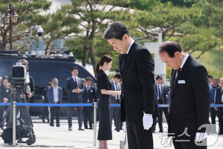 이주호 대통령 권한대행 부총리 겸 교육부장관이 18일 광주 북구 국립5.18민주묘지에서 열린 제45주년 5.18 민주화운동 기념식에서 분향 후 묵념을 하고 있다. (교육부 제공, 재판매 및 DB 금지) 2025.5.18/뉴스1