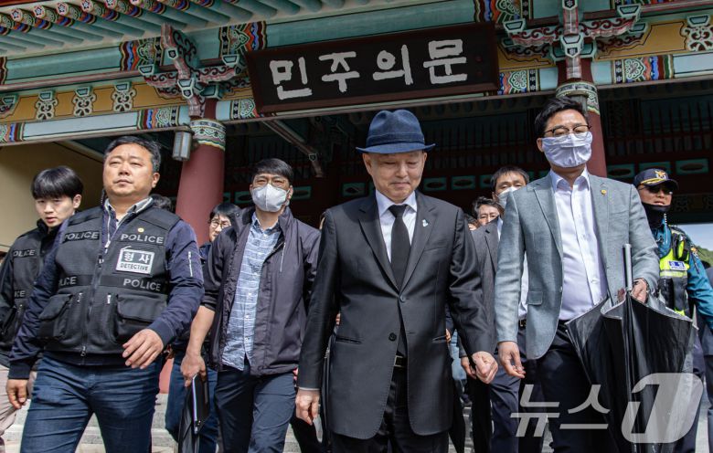 안창호 인권위원장이 18일 오전 광주 북구 운정동 5·18민주묘지에서 열린 제45주년 5·18 민주화운동 기념식에 참석하던 중 시민단체의 항의에 발길을 되돌리고 있다. 2025.5.18/뉴스1 ⓒ News1 이재명 기자