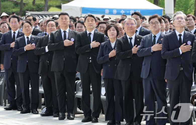 이주호 대통령 권한대행 부총리 겸 교육부장관 및 참석자들이 18일 광주 북구 국립5.18민주묘지에서 열린 제45주년 5.18 민주화운동 기념식에서 국민의례를 하고 있다. (교육부 제공, 재판매 및 DB 금지) 2025.5.18/뉴스1