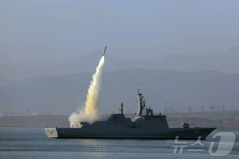 (평양 노동신문=뉴스1) = 북한 노동당 기관지 노동신문은 30일 미사일총국과 국방과학원, 탐지전자전총국이 구축함 '최현'호에 탑재된 무장 체계들의 성능 및 전투 적용성 시험에 착수했다고 보도했다. 이들은 순항미사일 시험밝사 등 구축함의 첫 무기체계 시험을 지난 28일과 29일에 진행했다고 전했다. [국내에서만 사용가능. 재배포 금지. DB 금지. For Use Only in the Republic of Korea. Redistribution Prohibited] rodongphoto@news1.kr